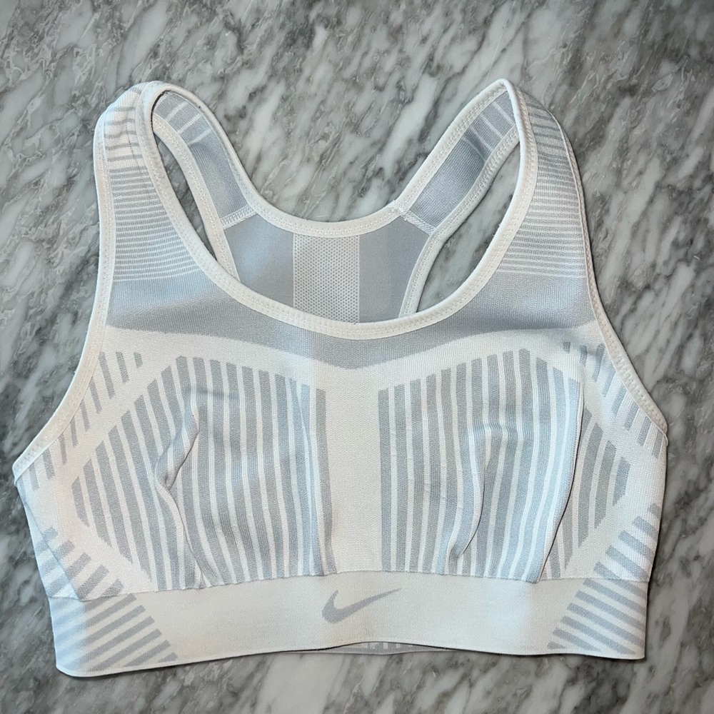 Activewear :crop top Nike